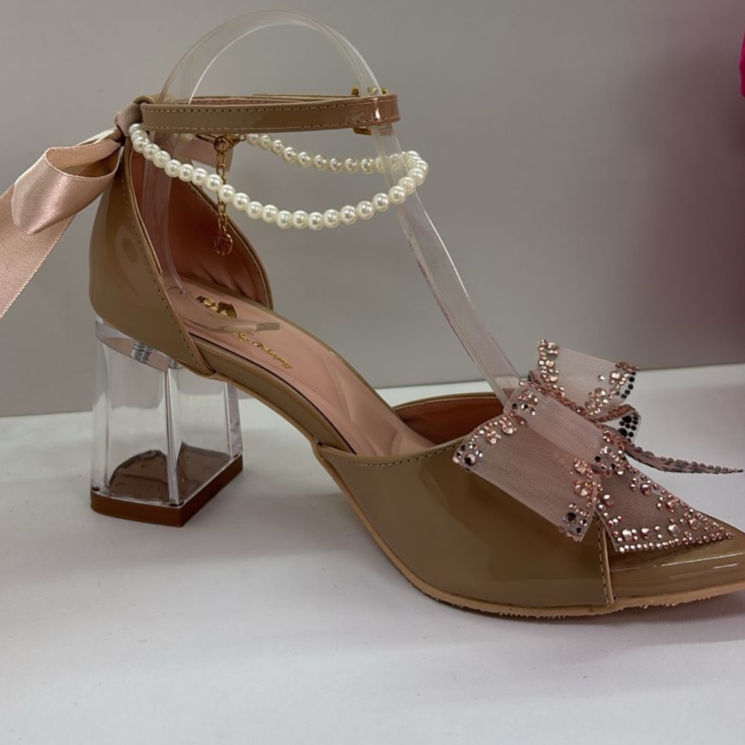 Sandalia Laura Acrilico Beige X7 Cuadrado