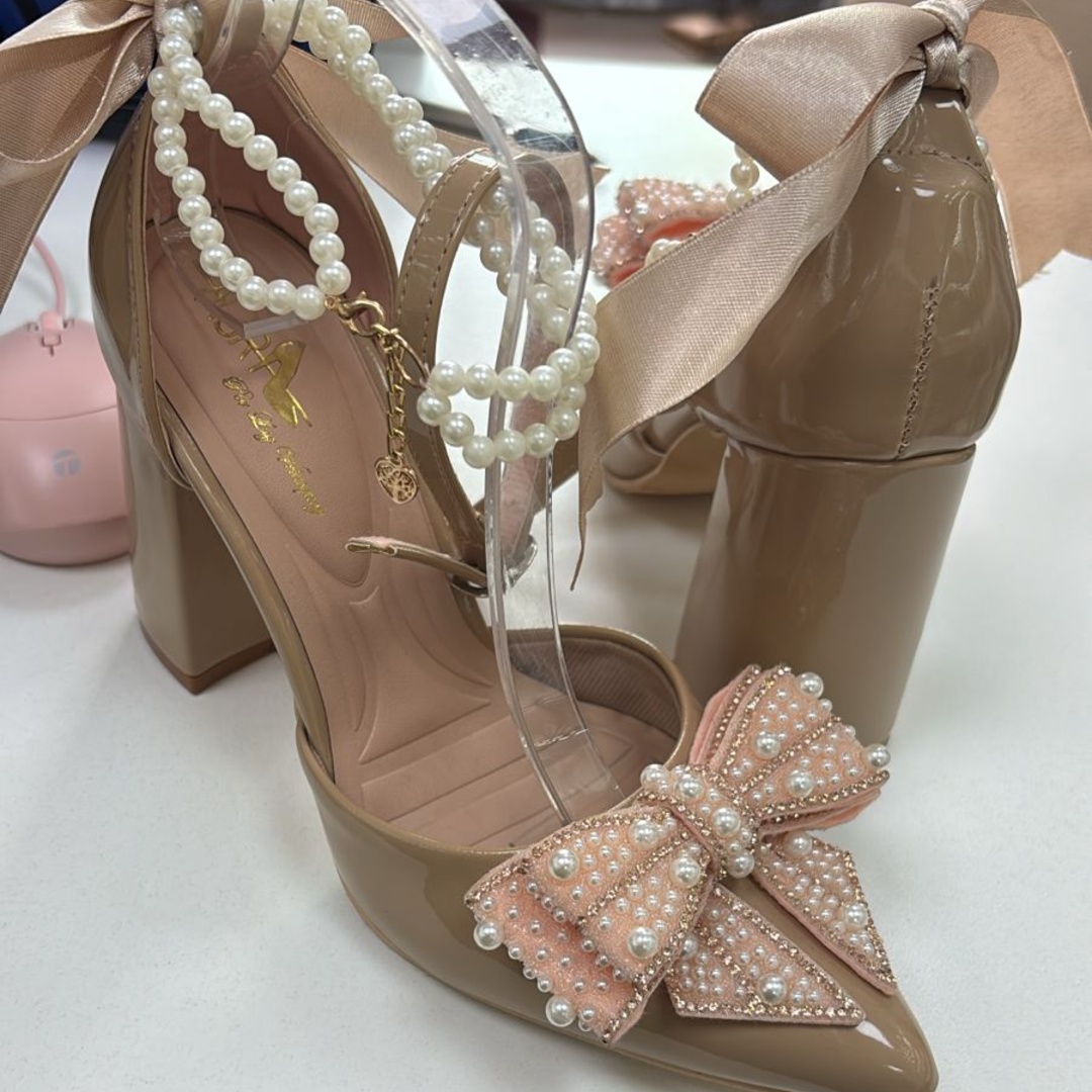 Stiletto Lazo Perlas Beige X9 Cuadrado Aura